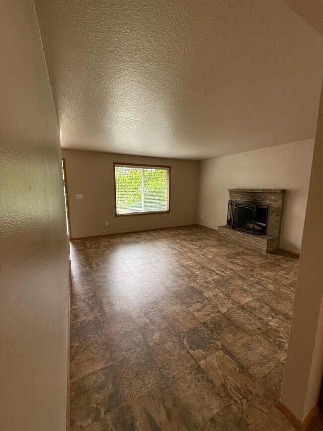 Building Photo - Woodland Ranch 3Bd/2Ba Home with Large Fully Fenced Yard - Easy Access to I-5