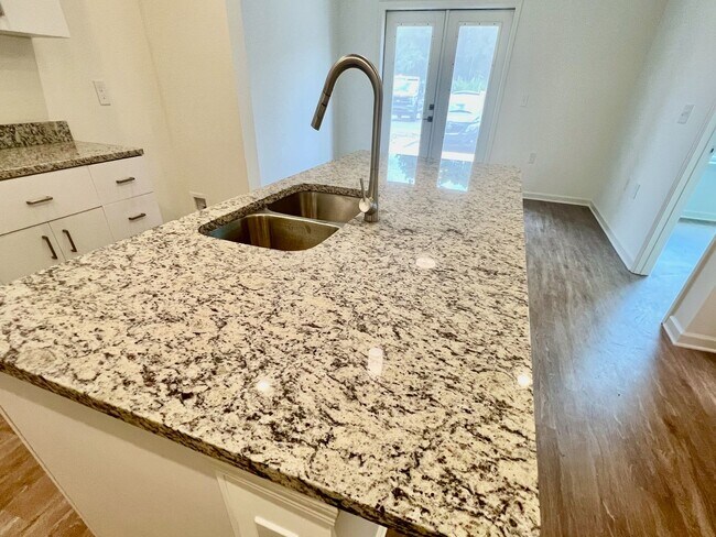 Building Photo - Beacon Landing - Brand New! 2bd, 2ba, private extra large screened porch and elevator!