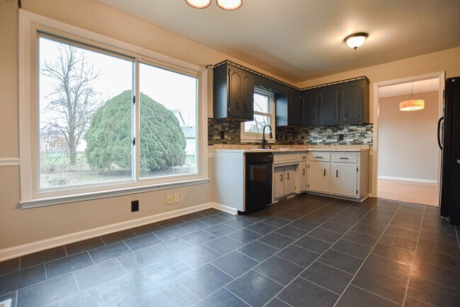 Building Photo - Pet Friendly Three Bedroom!