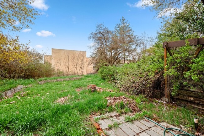 Building Photo - 4+ bed 2 bath available center of campus v...