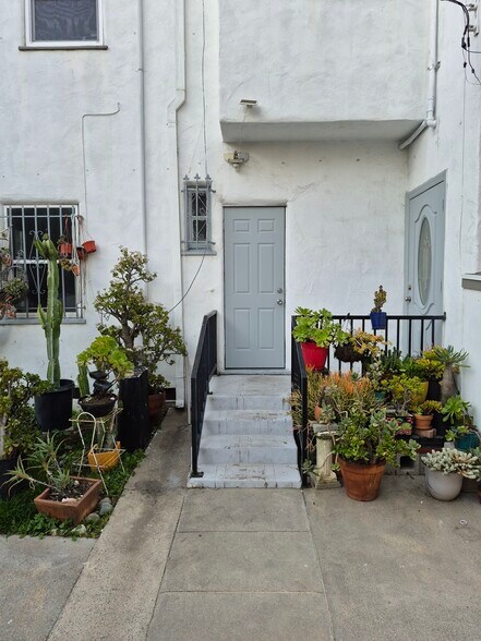 Rear door - 861 N Alexandria Ave