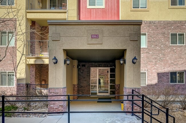 Building Photo - $1,800 - Updated One Bedroom Unit with Bon...