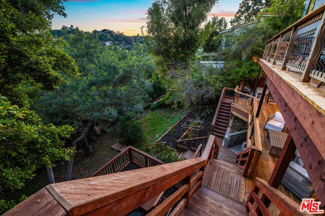 Building Photo - 3323 N Knoll Dr