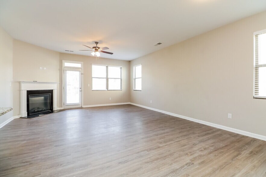 Building Photo - 1079 Lear Dr