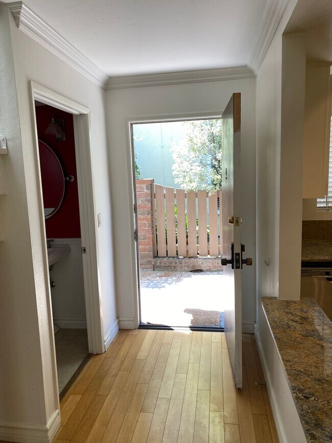 Building Photo - Spacious and Renovated Santa Monica Townho...