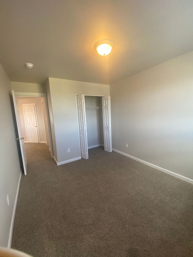 Building Photo - Reindeer Ave. Duplex