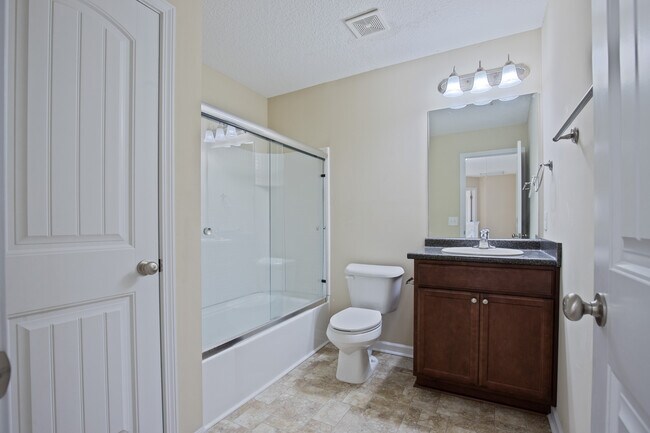 Building Photo - 678 Red Oak Ln