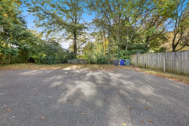 Building Photo - 1015 S Hawthorne Rd