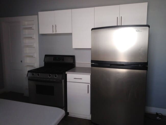 Building Photo - 2 bedrooms, 1 bath, fenced yard near CNM, UNM