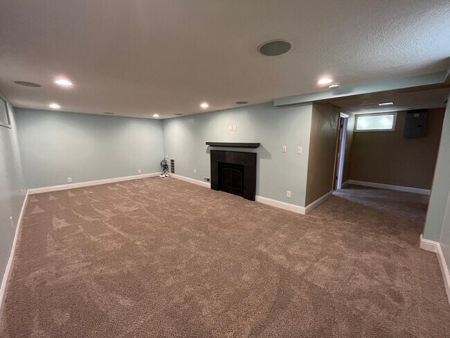 Building Photo - Amazing NE Portland 4Bd + 3Ba ~ House Sola...