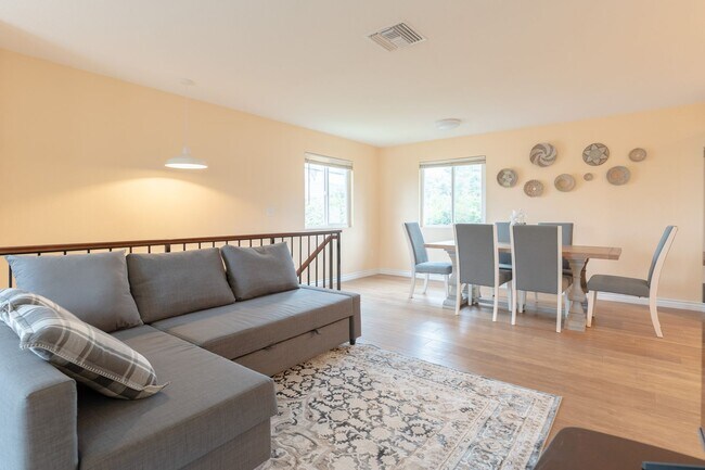 Building Photo - Contemporary New home in Monrovia