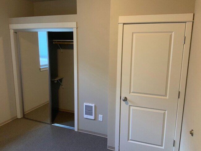 Building Photo - Move In Special!!  Close to Campus on 14th...