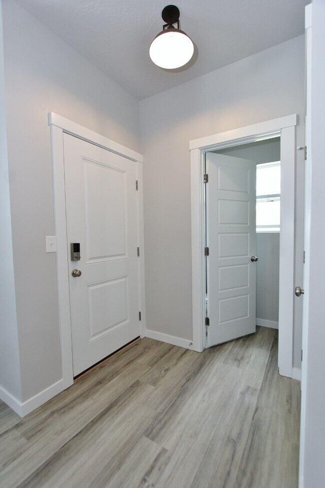 Building Photo - Clean Home in Quiet Neighborhood **$500 Of...