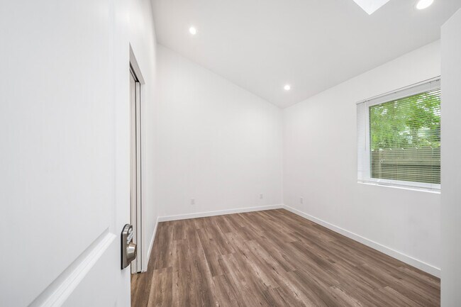 Building Photo - 420 N Batavia St