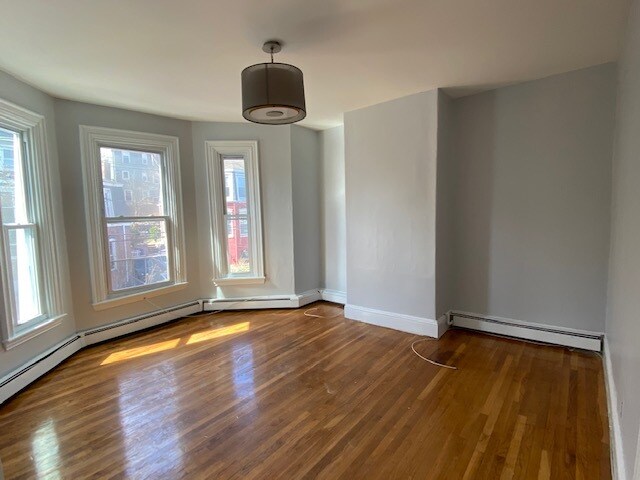 Building Photo - 27 Newton St