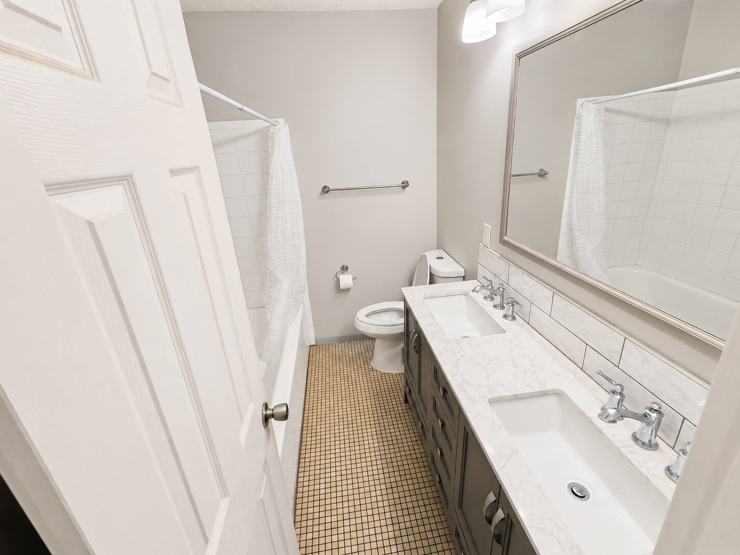 Full Bathroom - 2018 Merrill Ave