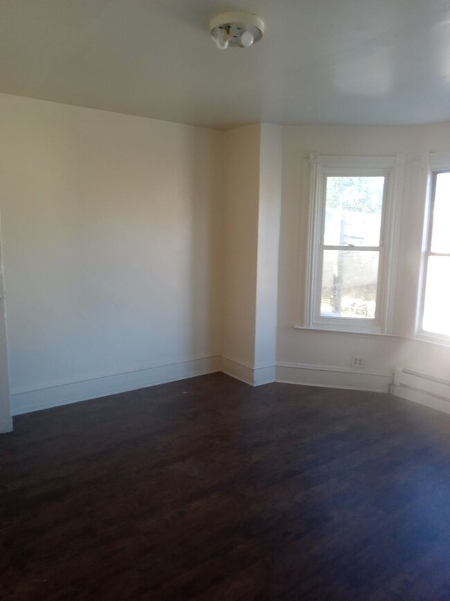 Building Photo - Spacious three Bedroom!!!