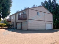 Building Photo - Charming 2-Bedroom Multiplex in Portland with Cozy 862 Sq Ft Layout - Perfect for Urban Living!