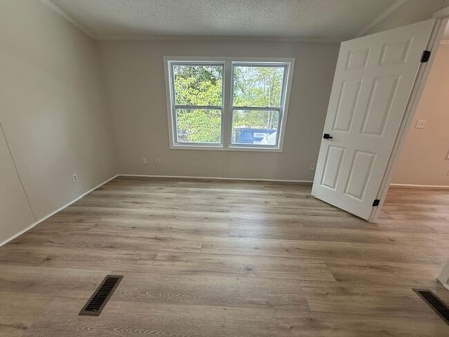 Building Photo - 901 Green Meadow Dr