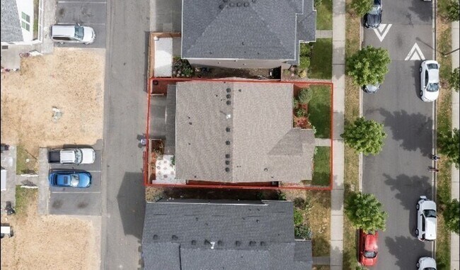 Building Photo - Large 4 bedroom home-Pet friendly!