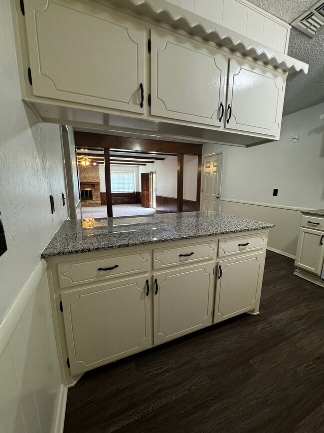 Building Photo - (3) Bed/(2) Bath with (2) Living Areas in MWC Avail NOW!