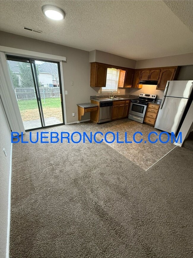 Building Photo - Spacious unit with granite counter tops and stainless steel appliances