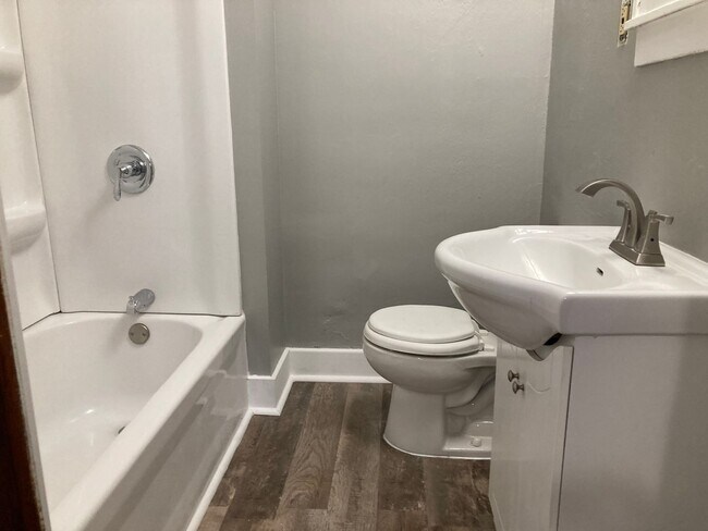 Building Photo - Charming 4 bedroom 2 bathroom House!