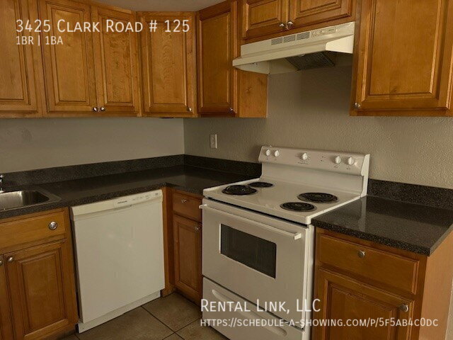 Building Photo - Spacious condo with a private patio, pool,...