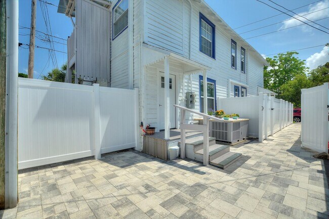 Building Photo - Charming 1 Bed, 1 Bath Apartment - All  Ut...