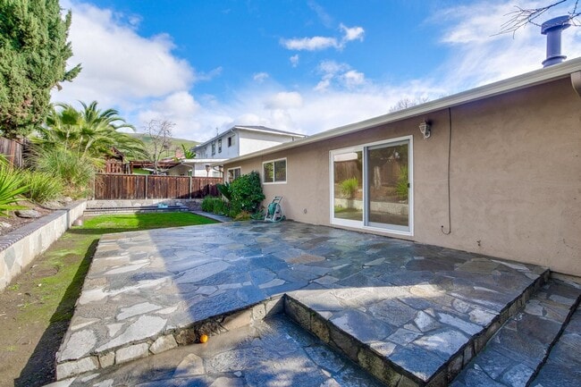 Building Photo - Beautifully Updated 3 Bed 2 Bath Home in Prime Milpitas Location!