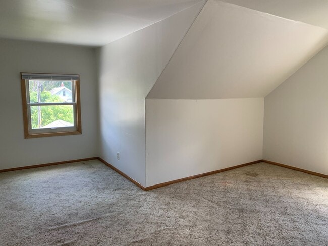 Building Photo - 5 Bedroom Across from NDSU!!