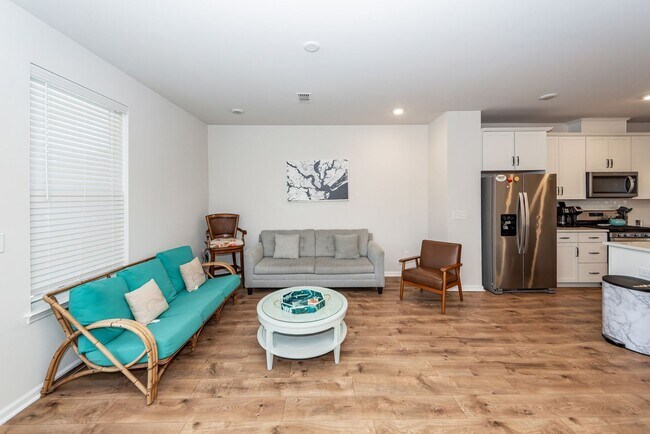 Building Photo - 4 Bedroom, 3.5 Bathroom Townhome in The Marshes at Cooper River - Charleston