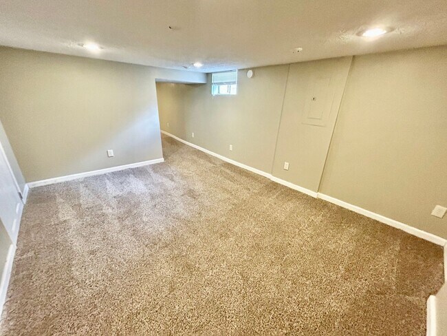 Building Photo - 627 Golfview Dr