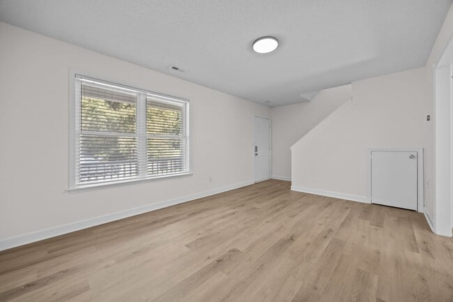 Building Photo - Newly Renovated Townhome!