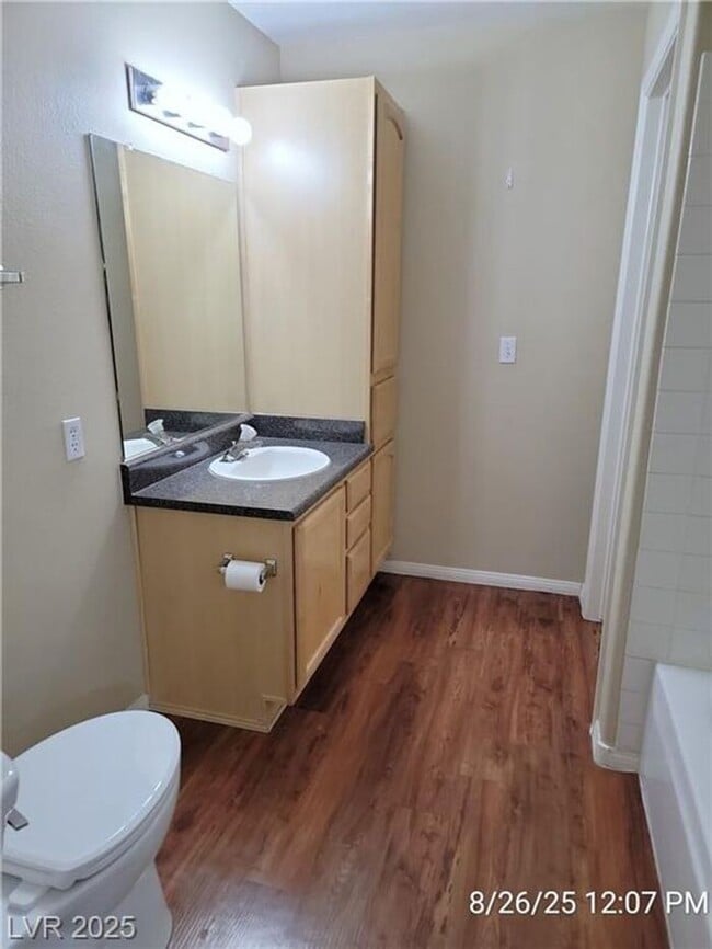 Building Photo - Bright Upstairs Unit with Vaulted Ceilings...