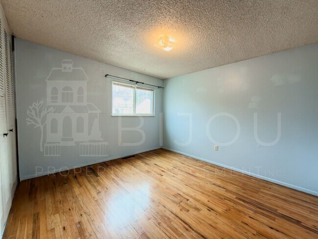 Building Photo - 3306 W Platte Ave