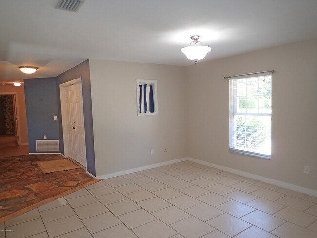 Building Photo - 525 Hidden Creek Dr