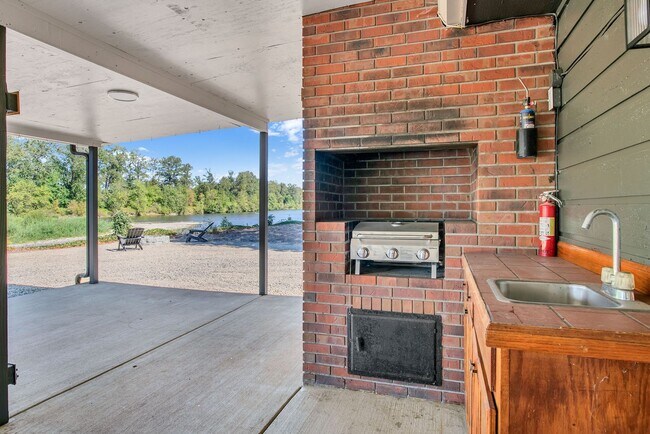Building Photo - 39601 Santiam Bluffs Rd NE