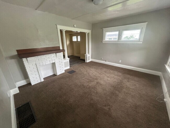 Building Photo - Charming 2 Bedroom Home Near East Toledo & Downtown