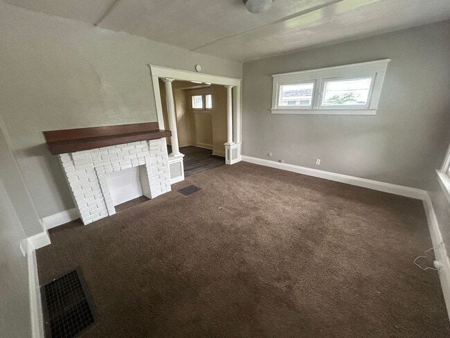 Building Photo - Charming 3 Bedroom Home Near East Toledo & Downtown