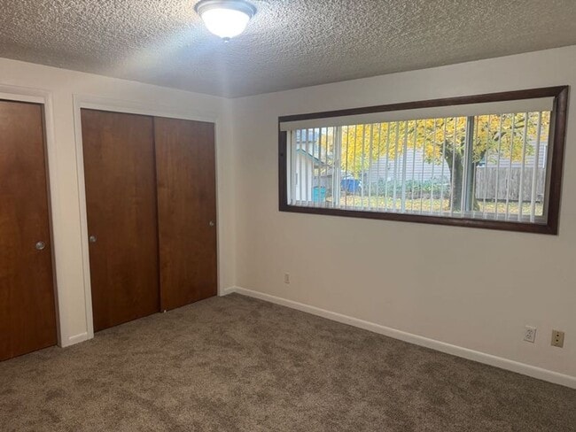 Building Photo - Large 2 bedroom duplex