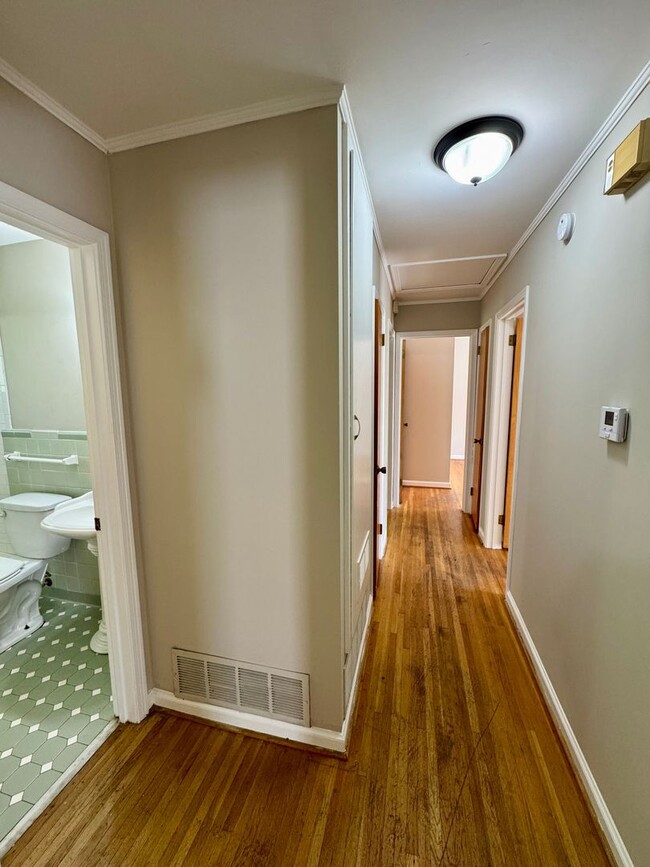 Building Photo - Cute & Cozy 3 Bedroom / 2 Bathroom in Mont...