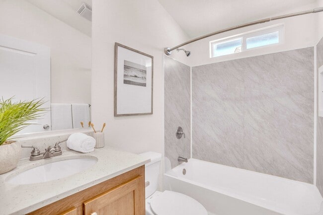 Building Photo - Newly 3 Bedroom / 2 Bathroom Home in Excel...