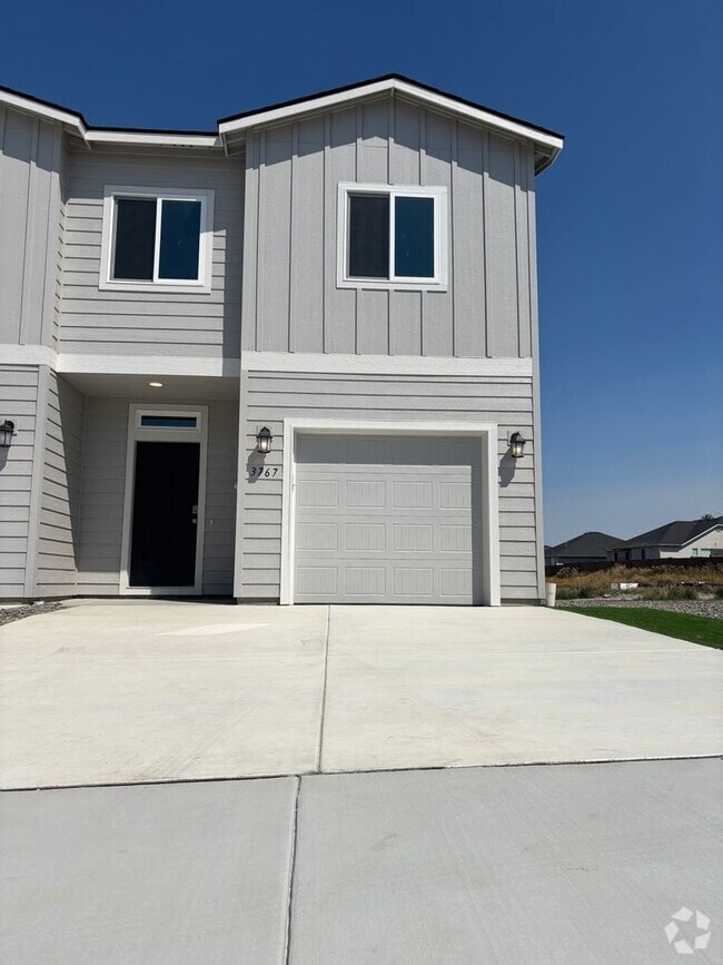 Building Photo - Brand New Corner Townhome!