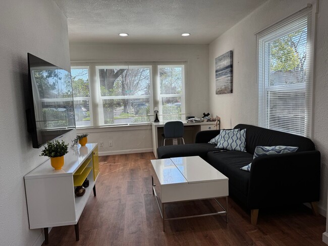 Building Photo - Downtown Sacramento 2 Bedroom, 1 Bath 850 sqft. Townhome for Lease.