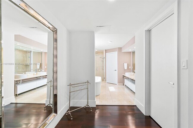 Building Photo - 16275 Collins Ave