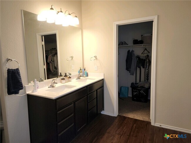 Building Photo - 210 Highmore Ct