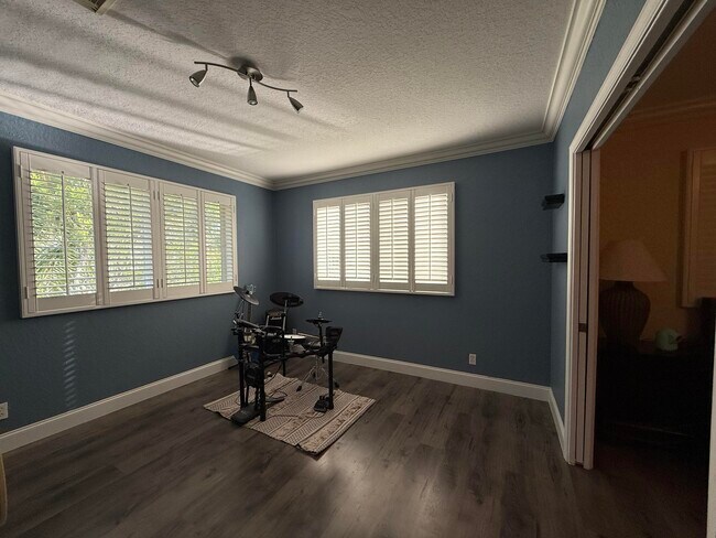 Building Photo - 2136 Oakmont Dr
