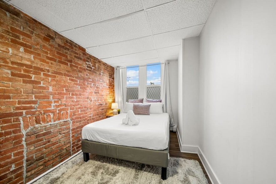 Building Photo - 242 Mccormick Pl