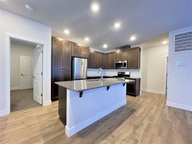 Building Photo - 18405 SW Buckhorn Dr